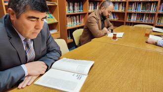 Sarıoğlan'da mesaiye kitap okuyarak başlıyorlar