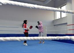 Kız öğrenci yurdunda kick boks kursu