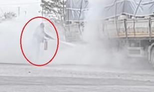 Akaryakıt istasyonunda TIR'ın patlayan lastiği alev aldı; o anlar kamerada