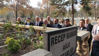 TFF Başkanı Hacıosmanloğlu'ndan, Recep Mamur'un kabrine ziyaret