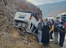 Hakkari'de minibüs takla attı; 4 yaralı