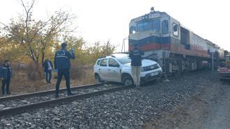 Yük treninin çarptığı otomobildeki 2 kişi yaralandı