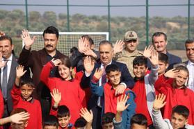 Altınözü'nde halı saha açıldı