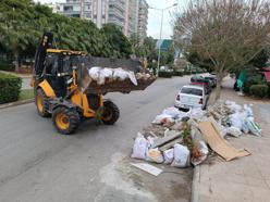 Yenişehir Belediyesi budama ve moloz atıklarını periyodik olarak topluyor