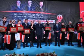 Bahçeli, deprem bölgesi öğretmenlerine plaket verdi