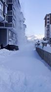 Çatıdan düşen kar, hasara yol açtı; o anlar kamerada