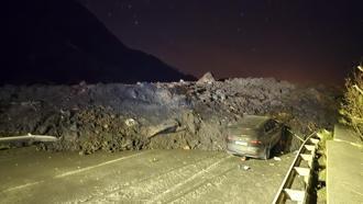Artvin'de heyelan; Karadeniz Sahil Yolu ulaşıma kapandı (2)-Yeniden