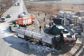 Eskişehir'de TIR'lar çarpıştı; 1 ölü, 1 yaralı