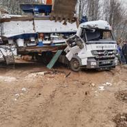 TIR'ın dorsesindeki taş kırma makinesi devrildi; kabinde sıkışan belediye işçisi öldü