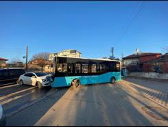 Halk otobüsü ile otomobil çarpıştı; 6 yaralı