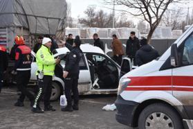 Otomobil park halindeki TIR'a çaptı; sürücü ağır yaralı