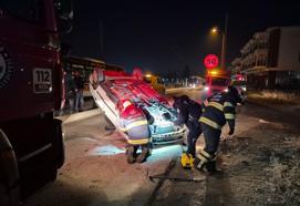 Tramvay yolunda kaza yapan otomobilin sürücüsü yaralandı