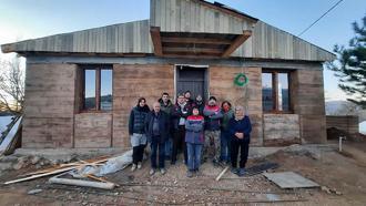 Akademisyen ve öğrencilerinden depremzede kadına sıkıştırılmış toprak tekniğiyle ev