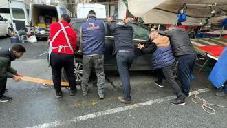 Avcılar'da pazar yerinde unutulan cipi esnaf el birliğiyle çekti