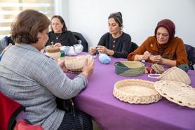 Kadınlar el işi kurslarında yeteneklerini keşfediyor