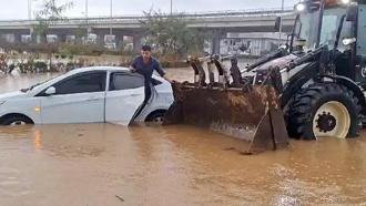 Antalya'da sağanak; göle dönen yollarda mahsur kaldılar