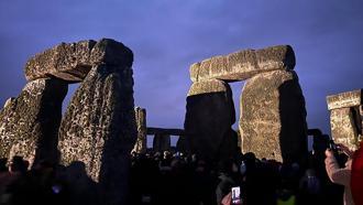 Stonehenge'de binlerce kişi kış gün dönümünü kutladı