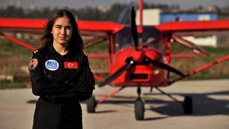 16 yaşındaki Defne, solo uçuş gerçekleştiren Türkiye’nin en genç kadın pilot adayı oldu