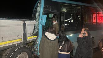 Kütahya'da halk otobüsü, arızalanıp emniyet şeridinde duran TIR ile yardıma gelen otomobile çarptı