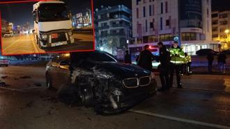 Bursa'da ters yönde giden otomobil TIR ile çarpıştı: 2 yaralı