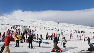 Erciyes Kayak Merkezi'nde hafta sonu yoğunluğu