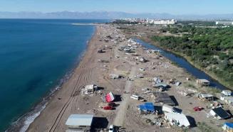 4 yıl sonra yıkılan çardak kentten geriye sahildeki çöpleri kaldı