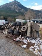 Devrilen kamyonda sıkışan şoför öldü