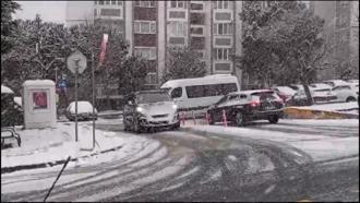 İstanbul - İstanbul'da kar yağışında sürücüler zor anlar yaşadı