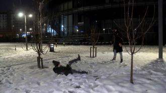 İstanbul'da okullar tatil oldu; çocuklar aileleriyle parkta kar topu oynayıp, kardan adam yaptı