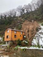 Heyelan, evin giriş kapısını kapattı; mahsur kalanlar pencereden çıkartıldı