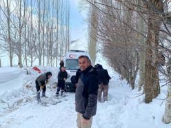 Böbrek hastası, kardan kapanan yol açılarak hastaneye ulaştırıldı