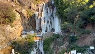 Soğuk nedeniyle şelalede buz sarkıtları oluştu