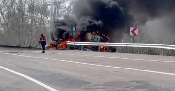 TIR devrildi, üzerindeki iş makinesi alev aldı; 3 yaralı