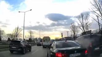 Makas atarken kaza yapıp kaçtı; o anlar kamerada