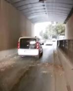 İstanbul - Büyükçekmece'de alt geçitten kopan beton parçaları araçların üzerinde düştü