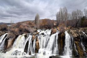 Debisi yükselen Muradiye Şelalesi'nden güzel görüntüler