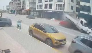 Otomobil, kamyonetin altına girdi; 3 yaralı