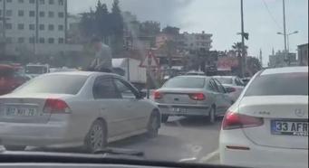 Yolcu otomobilin tavanında içki içti, sürücü de alkollü çıktı