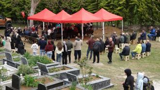 Sevenleri, Volkan Konak'ın mezarına akın etti