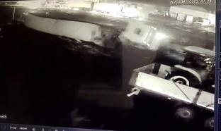 Sebze yüklü TIR'ın devrildiği kaza, güvenlik kamerasında