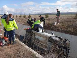 Otomobil sulama kanalına devrildi : 4 yaralı