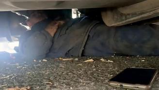 Tamir ettiği TIR'ın altında sıkıştığı düşünülen şoför, ekipleri alarma geçirdi