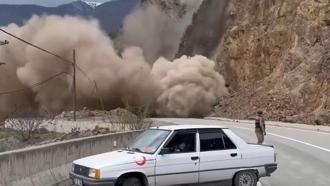 Gümüşhane-Tirebolu karayolunda heyelan yolu kapattı; o anlar kamerada
