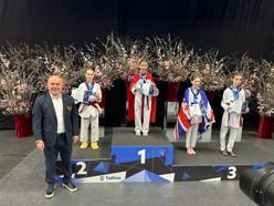 İpek Özmen ay yıldızlı bayrağı dalgalandırdı