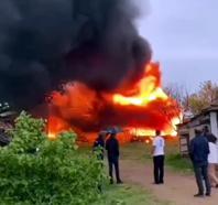 Arı kovanlarının bulunduğu depo, alev alev yandı