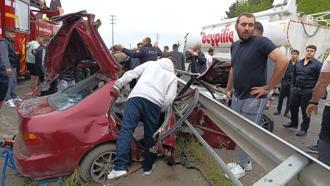 Bariyere çarpan otomobildeki 2 kişi ağır yaralandı