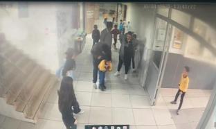 Nefes borusuna yiyecek kaçan öğrencisini 'Heimlich' manevrasıyla kurtardı; o anlar kamerada