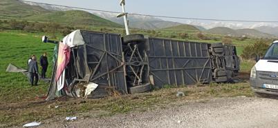 Van'da yolcu otobüsü devrildi: 28 yaralı