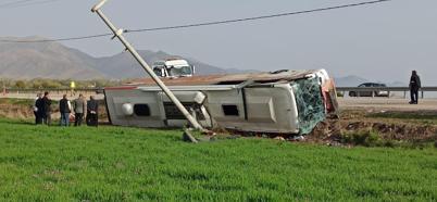 Van'da yolcu otobüsü devrildi: 28 yaralı