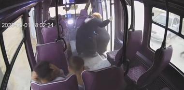 Fırtınada binanın çatısı uçtu, parçalar minibüse çarptı